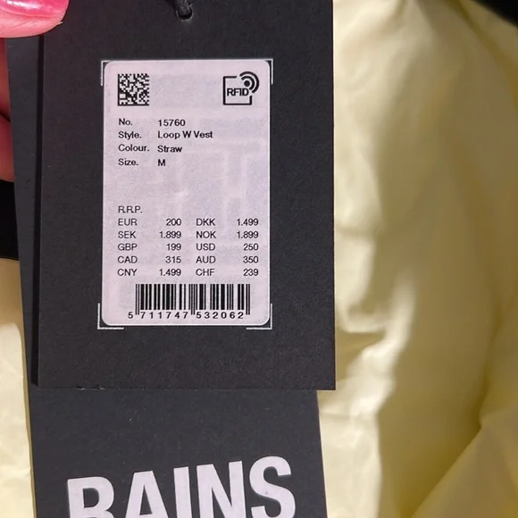 Rains NWT Women’s Loop W Vest. Size M. Color Straw ( yellow). Inside zip pocket - Picture 8 of 12